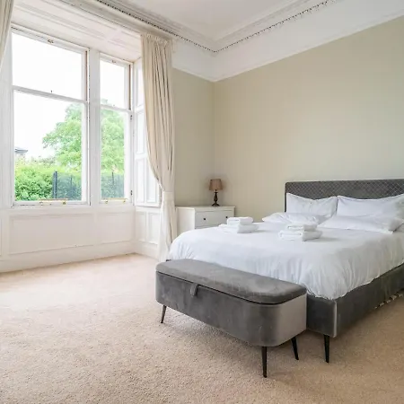 Pass The Keys Renovated 4 Bed With Private Garden And Car Park Appartement *