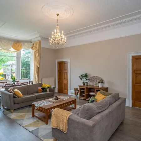 Appartement Pass The Keys Renovated 4 Bed With Private Garden And Car Park *