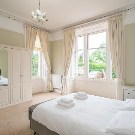 Pass The Keys Renovated 4 Bed With Private Garden And Car Park *