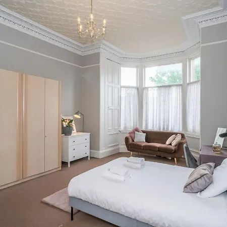 Appartement Pass The Keys Renovated 4 Bed With Private Garden And Car Park *