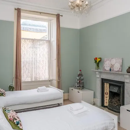 Pass The Keys Renovated 4 Bed With Private Garden And Car Park