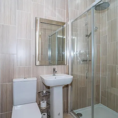Pass The Keys Renovated 4 Bed With Private Garden And Car Park Appartement