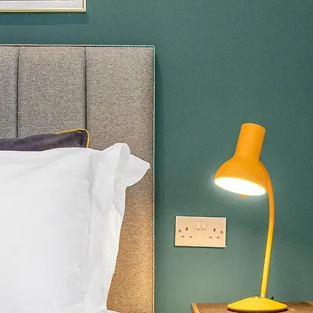 Leith Walk, Is 3 Rooms, King Beds With Tvs, Central Location, Albert Place, Wifi, Sleeps 6, Great For Contractors, Business, Relocation, Groups, Long Stays Welcome, Weekly Or Monthly, Just Ask Sunriseshortlets Edinburgh