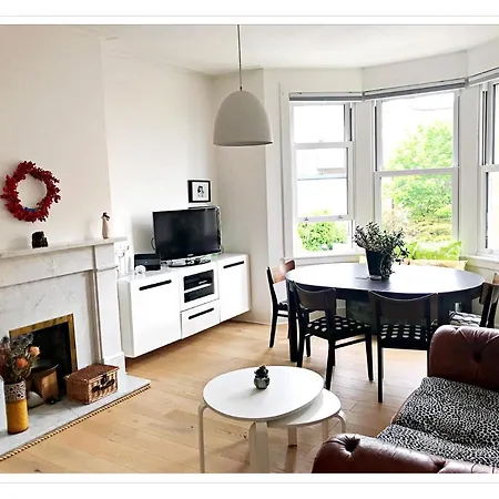 Spacious And Modern 2 Bedroom Flat Near The Centre
