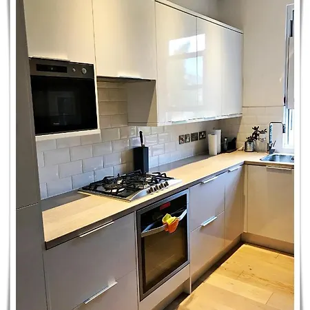 Spacious And Modern 2 Bedroom Flat Near The Centre *