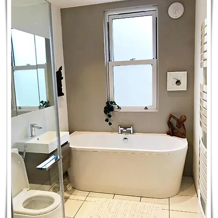 Spacious And Modern 2 Bedroom Flat Near The Centre *