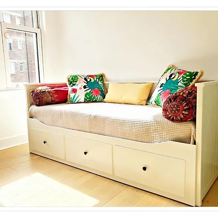 Spacious And Modern 2 Bedroom Flat Near The Centre