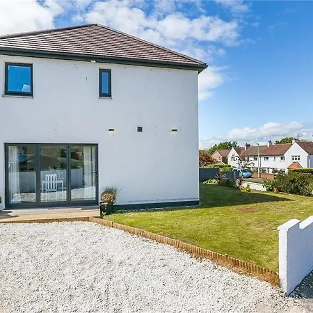 Dreghorn House 5 B-rooms 9 Beds 3 Toilets 2 Showers,1 Bath 2 Receiption Secure Free Parking 233 Wifi *