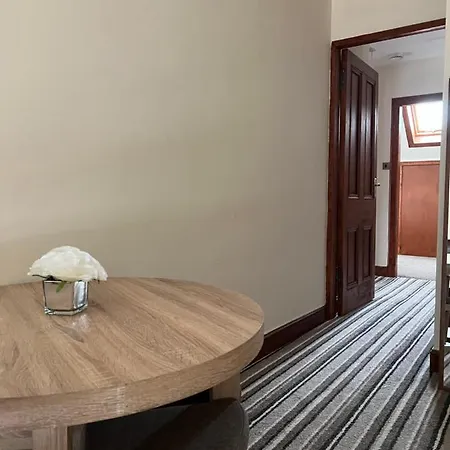 4 Bed Near Airport * Edinburgh