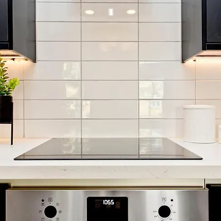 Modern Centre 2 Bedroom 2 Bathroom Apartments, Main Door Ground With Private Parking Edinburg