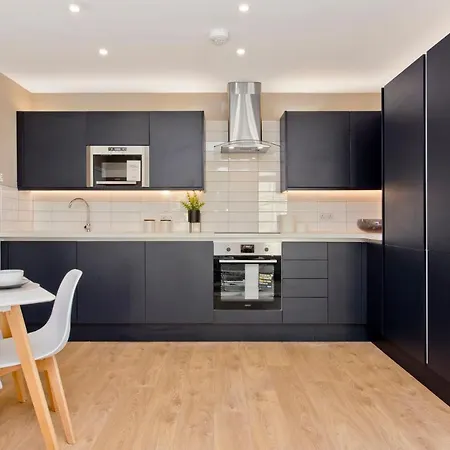 Modern Centre 2 Bedroom 2 Bathroom Apartments, Main Door Ground With Private Parking * Edinburg