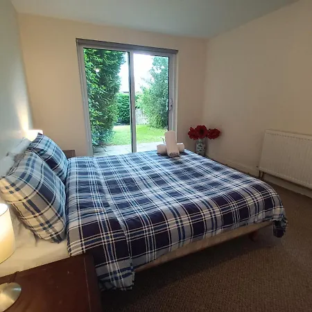 Modern With Free Parking And Private Garden