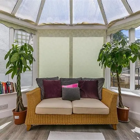 Dreghorn House 5 B-rooms 9 Beds 3 Toilets 2 Showers,1 Bath 2 Receiption Secure Free Parking 233 Wifi