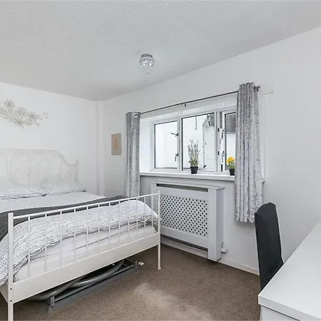 Nyaraló Dreghorn House 5 B-rooms 9 Beds 3 Toilets 2 Showers,1 Bath 2 Receiption Secure Free Parking 233 Wifi