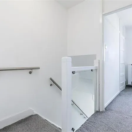 Dreghorn House 5 B-rooms 9 Beds 3 Toilets 2 Showers,1 Bath 2 Receiption Secure Free Parking 233 Wifi Nyaraló Edinburgh