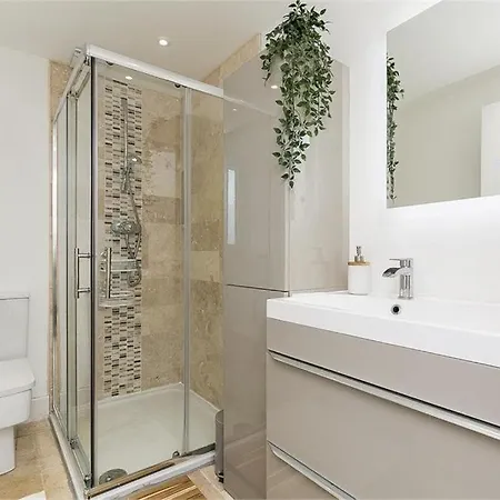 Dreghorn House 5 B-rooms 9 Beds 3 Toilets 2 Showers,1 Bath 2 Receiption Secure Free Parking 233 Wifi Tatil Evi *