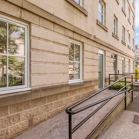 Modern Centre 2 Bedroom 2 Bathroom Apartments, Main Door Ground With Private Parking Lägenhet