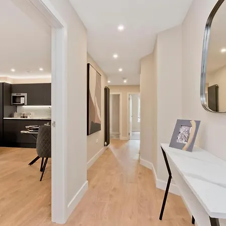 Modern Centre 2 Bedroom 2 Bathroom Apartments, Main Door Ground With Private Parking Lägenhet *