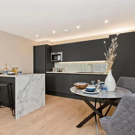 Apartment Modern Centre 2 Bedroom 2 Bathroom Apartments, Main Door Ground With Private Parking Edinburgh