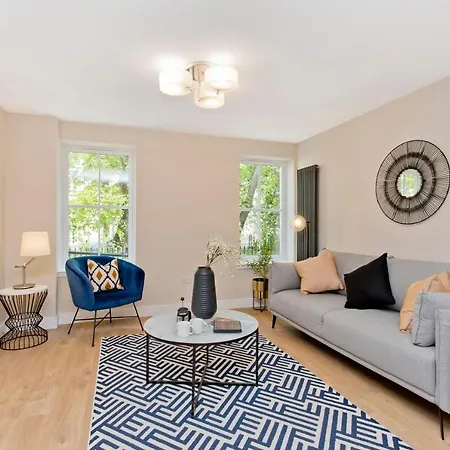 Modern Centre 2 Bedroom 2 Bathroom Apartments, Main Door Ground With Private Parking Lägenhet