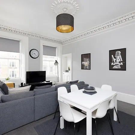 Central Edinburgh 4-Bed Flat By Princes Street