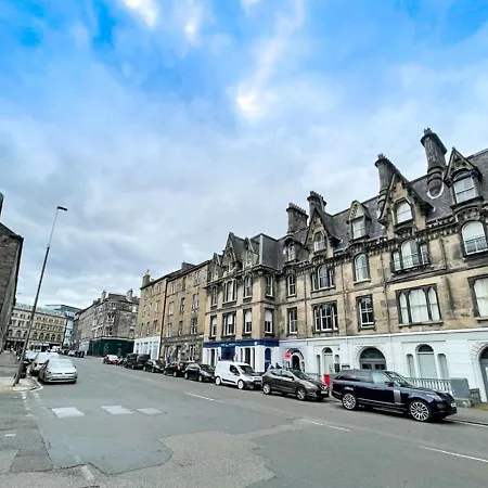 Open Plan 2 Bed Apt, Near Castle Edimburgo