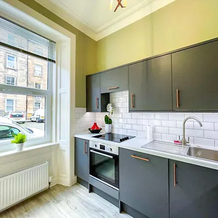 Desirable 2 Bed Near Castle شقة إدنبرة