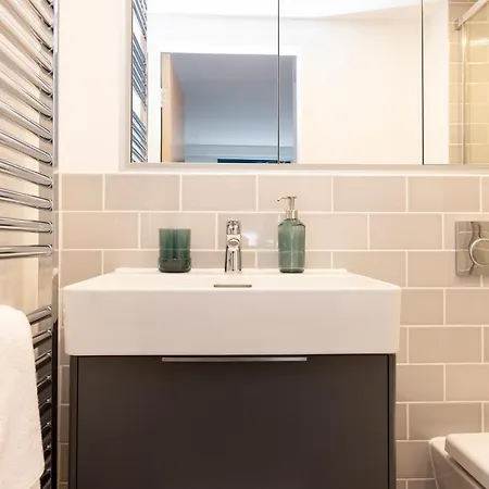 Modern 3-storey 3-bedroom Edynburg