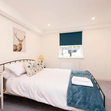 Modern 3-storey 3-bedroom Apartament *