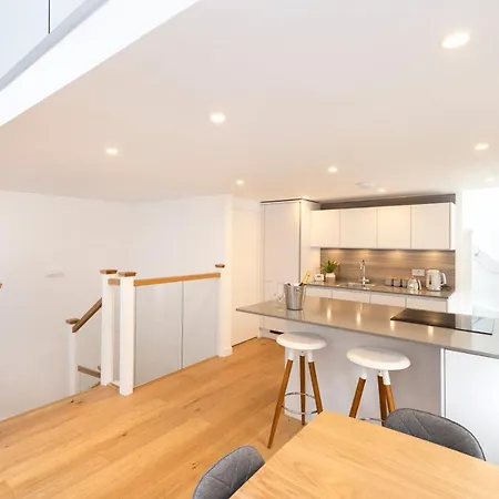 Modern 3-storey 3-bedroom 아파트 에든버러