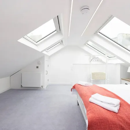 Modern 3-storey 3-bedroom 아파트