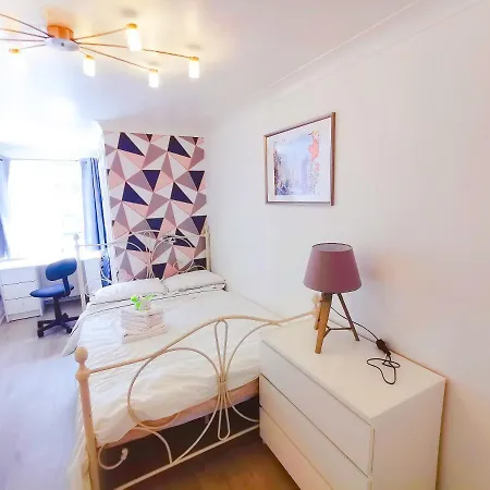 Séjour chez l'habitant Modern And Spacious Double&king Bedrooms Both With Private Bathrooms