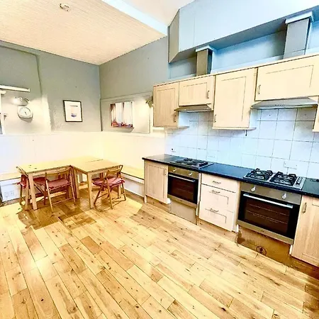 Central - Large Groups Apartment