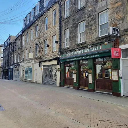 Lovely 2 Bedroom Flat In The Heart Of The *