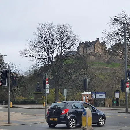 Lovely 2 Bedroom Flat In The Heart Of The Edimburgo