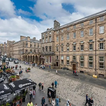 Luxury 3 Bedroom On Edinburgh's Royal Mile