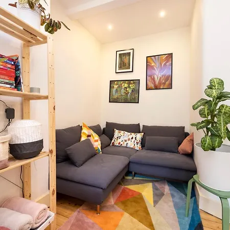 Altido Vibrant Flat Near Fountain Park * Edimburgo