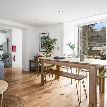 Hébergement de vacances Cozy With Character Large 2 Bedroom Main Door With Garden