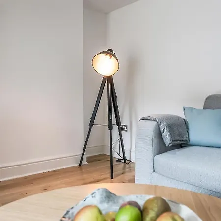 Cozy With Character Large 2 Bedroom Main Door With Garden *