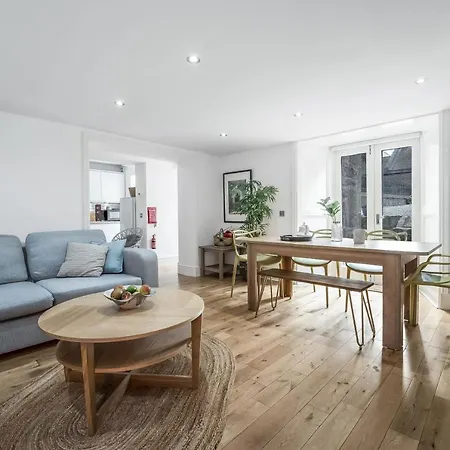 Cozy With Character Large 2 Bedroom Main Door With Garden Hébergement de vacances