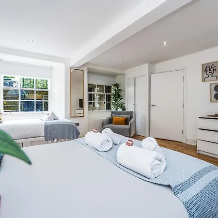Cozy With Character Large 2 Bedroom Main Door With Garden Edinburgh
