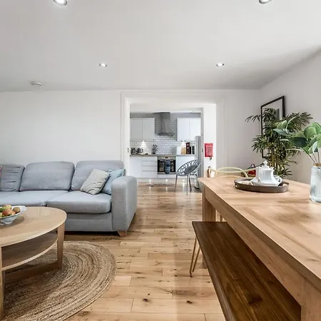 Cozy With Character Large 2 Bedroom Main Door With Garden Ferienhaus