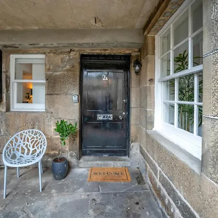 Cozy With Character Large 2 Bedroom Main Door With Garden * Edinburgh