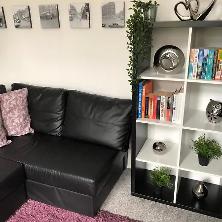 One Bedroom Flat On Ground Floor דירה *