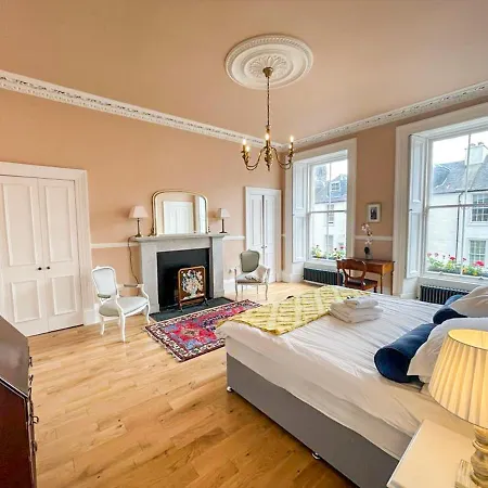 Apartment Remarkable 5br Townhouse With Garden, Sleeps 12 Edinburgh