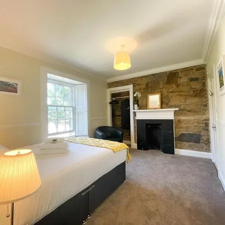 Apartment Remarkable 5br Townhouse With Garden, Sleeps 12 *