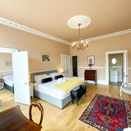 Remarkable 5br Townhouse With Garden, Sleeps 12 Edinburgh