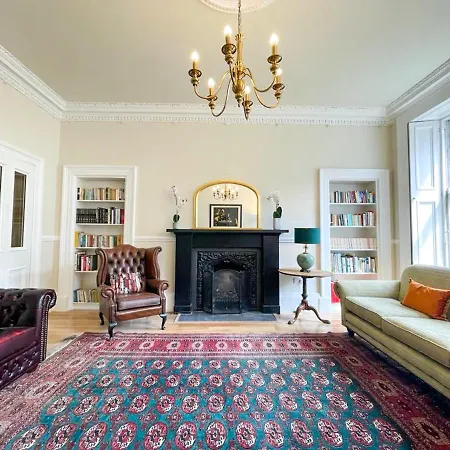 Remarkable 5br Townhouse With Garden, Sleeps 12 Apartment *