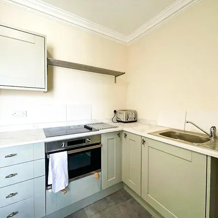 Remarkable 5br Townhouse With Garden, Sleeps 12