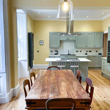 Apartment Remarkable 5br Townhouse With Garden, Sleeps 12 Edinburgh